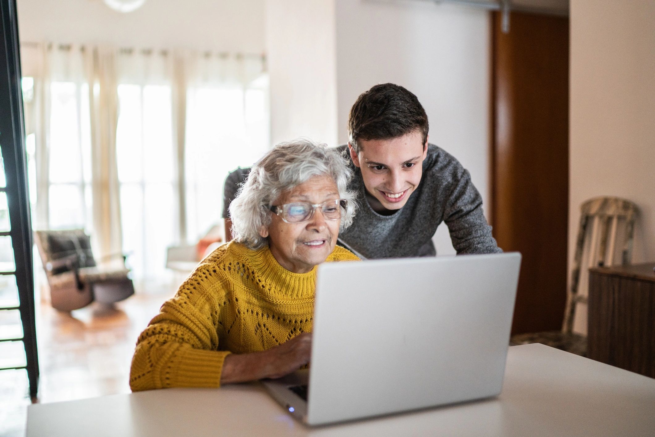 Tech consultation helping a client use a laptop