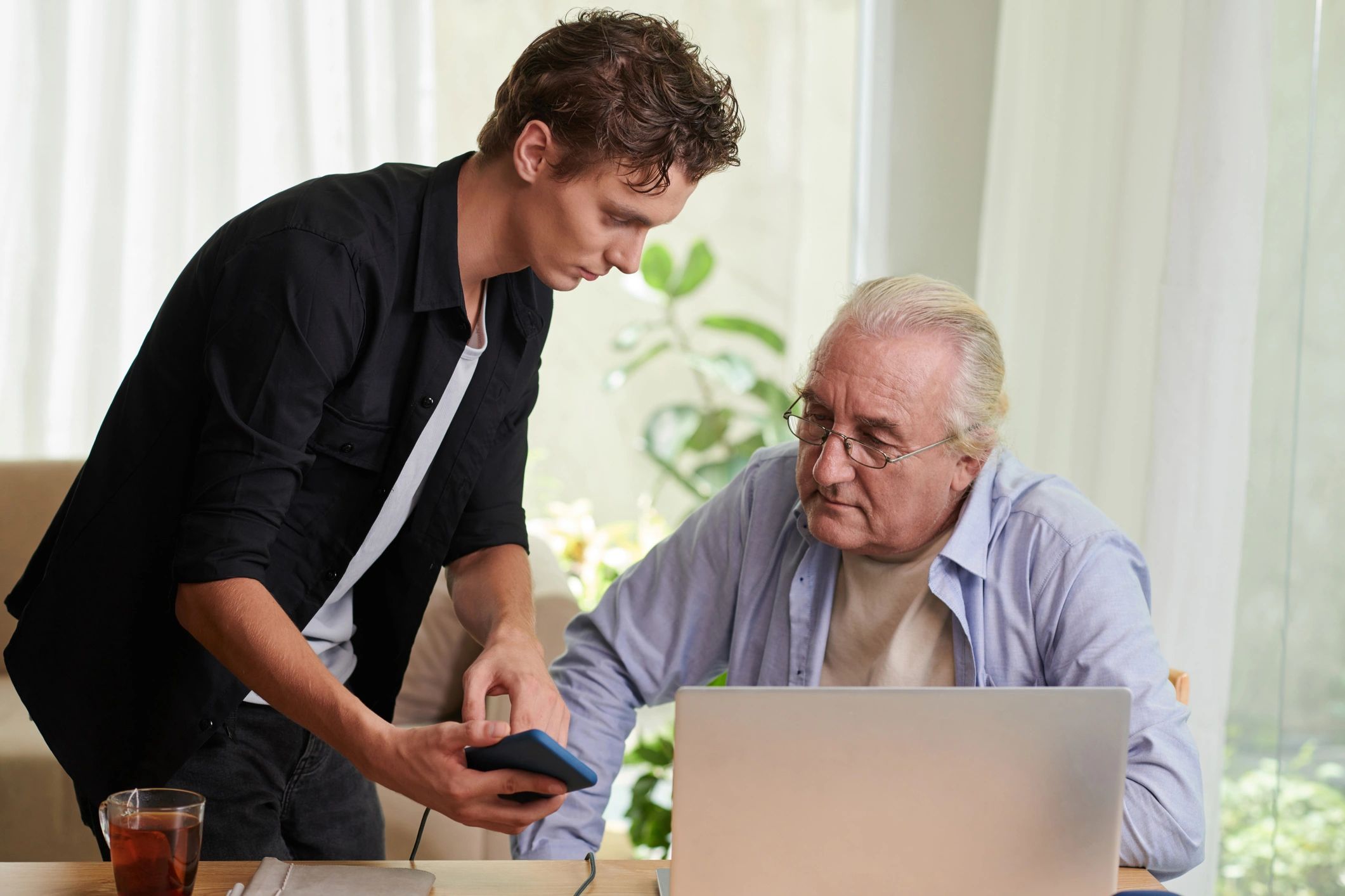 Client learning to use a mobile app with guidance