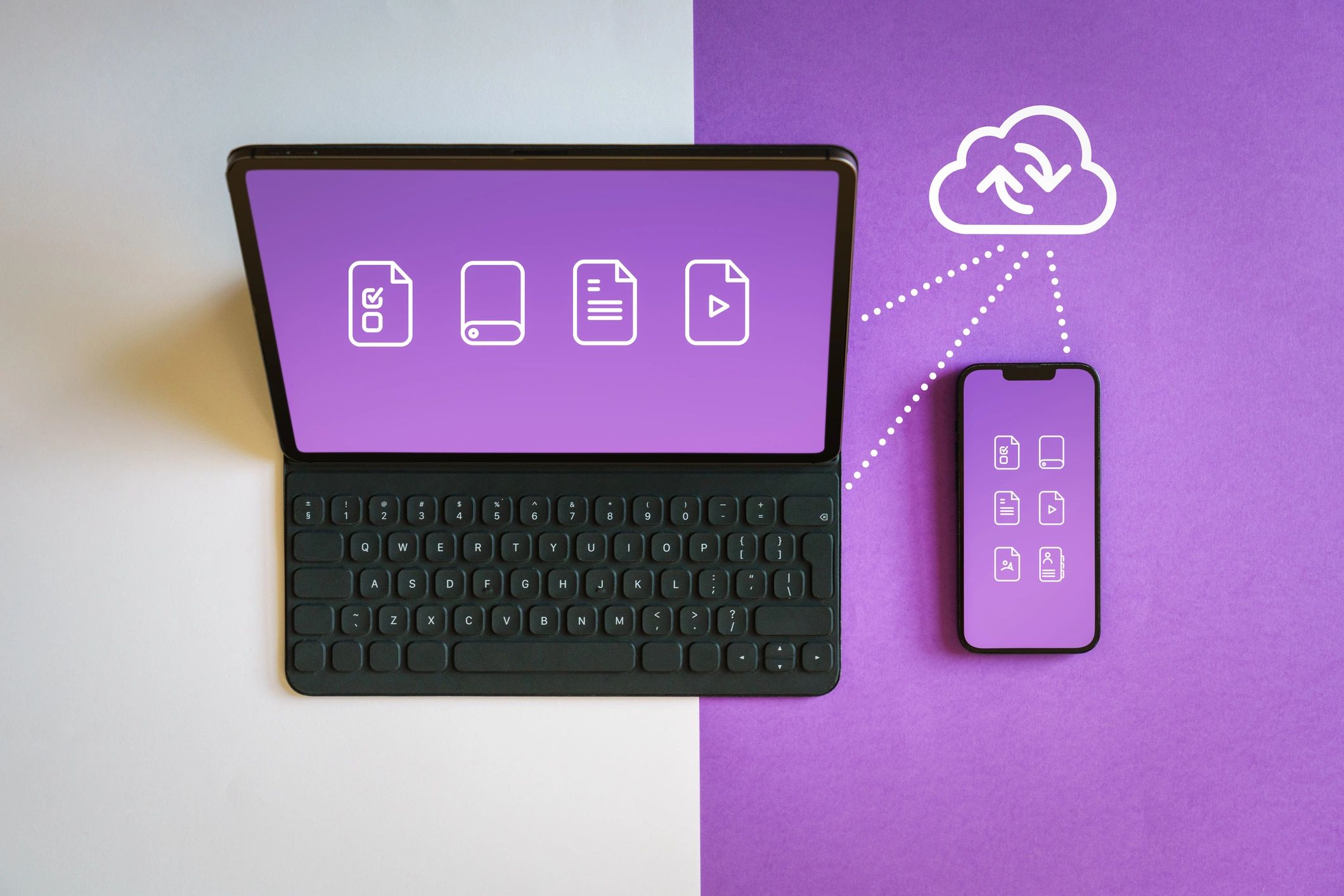Laptop and smartphone syncing files through the cloud